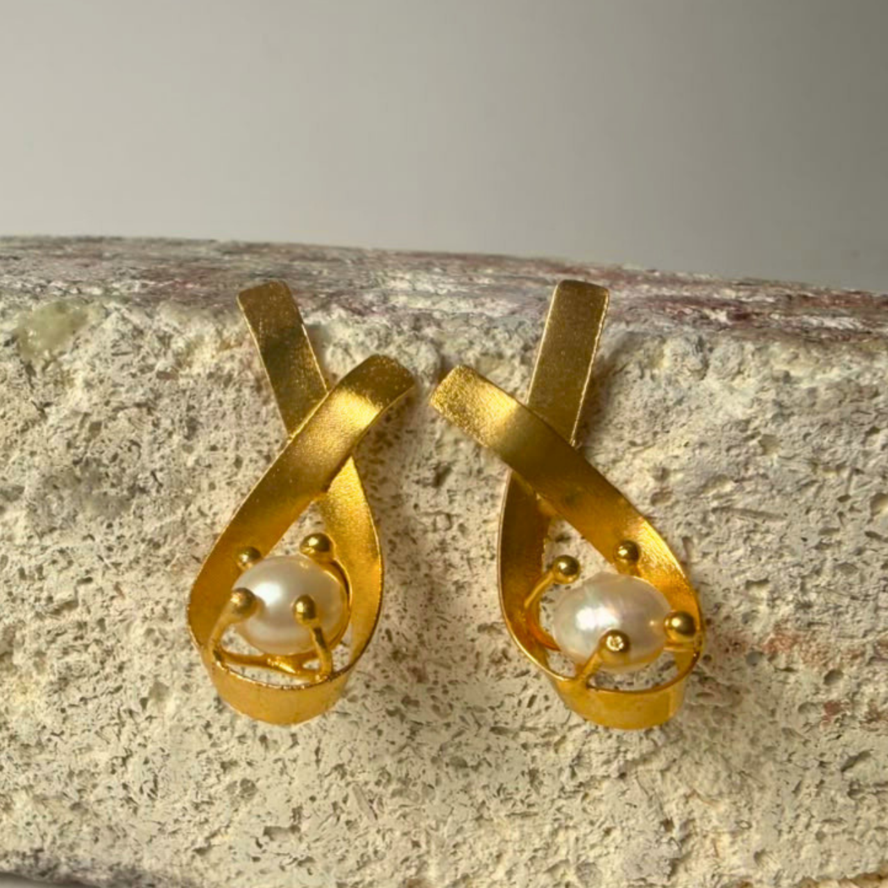 Arete Corto Perla Enlazadas
