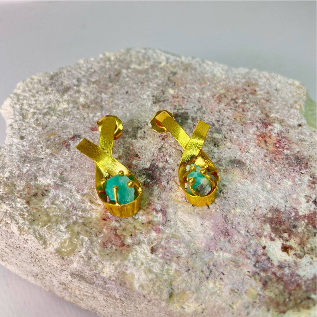 Arete Corto Esmeralda Enlazadas